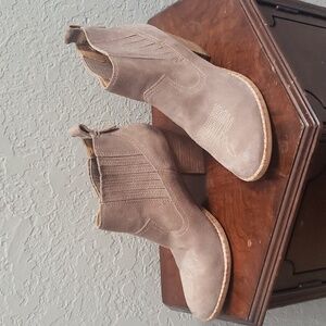 Dolce Vita Suede Western Booties Size 6